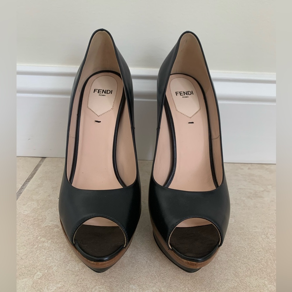 Fendi Decollete Nappa platform pump. Black leather with brown wooden trims.